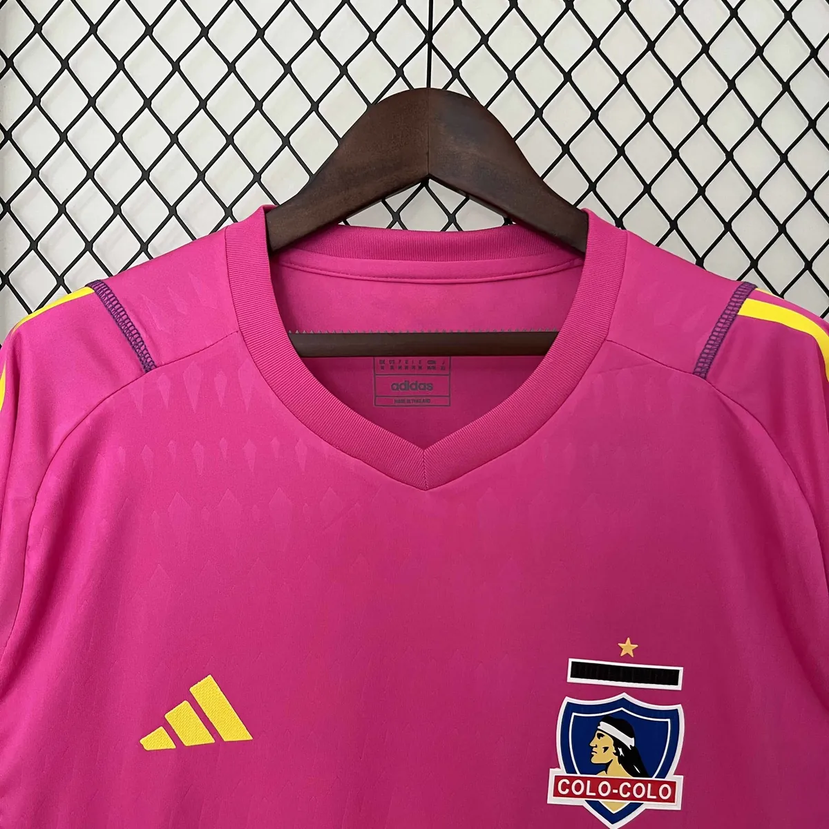 24-25 Colo Colo Goalkeeper Pink Shirt Football Replicas Yupoo 2
