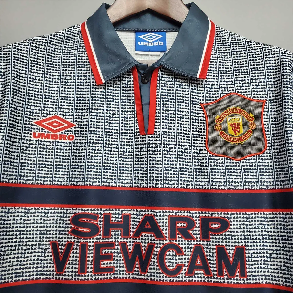 94-96 Manchester United away - 4 6