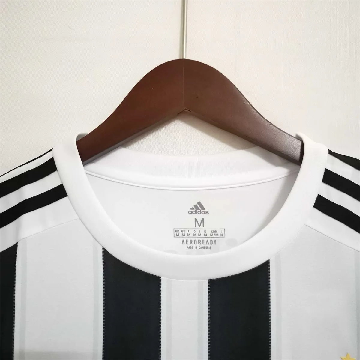 Colo Colo black and white vertical bars 7