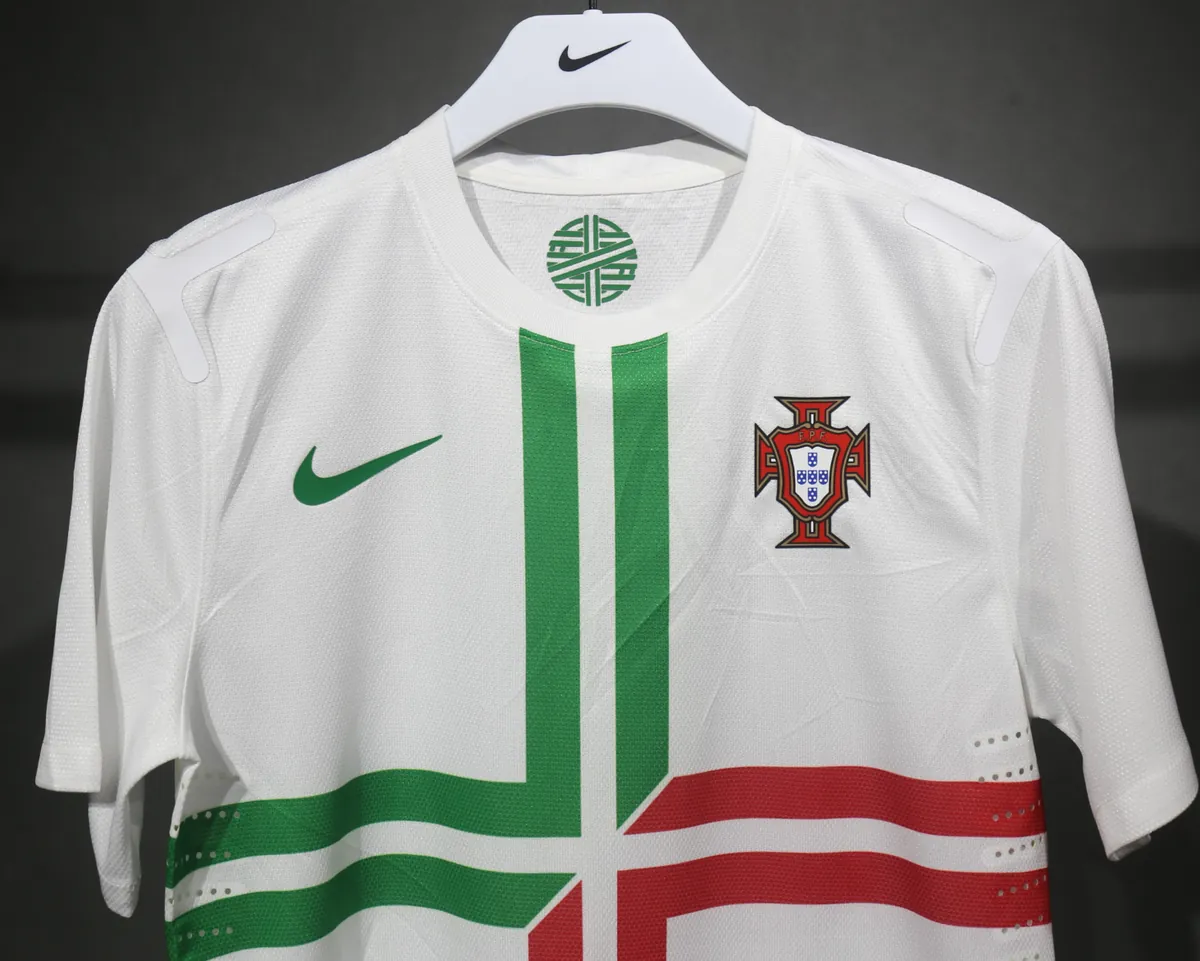 2012 Portugal Away Retro Kit Vintage Player Version Sino Shirt AAAAJersey Dropship Yupoo 1