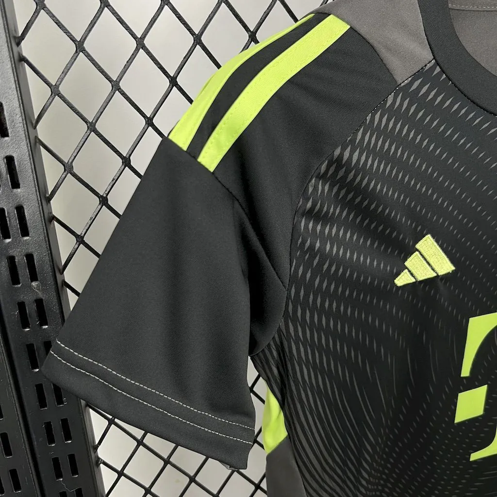 25-25 Bayern Munich Black Goalkeeper Kid Kits Youth Apparels AAAAJersey Wholesale Yupoo 7