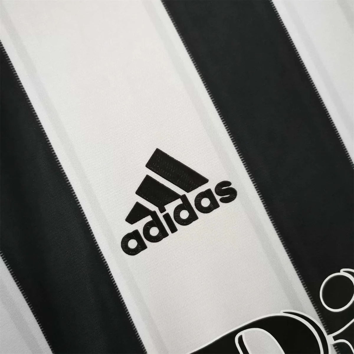 Colo Colo black and white vertical bars 5