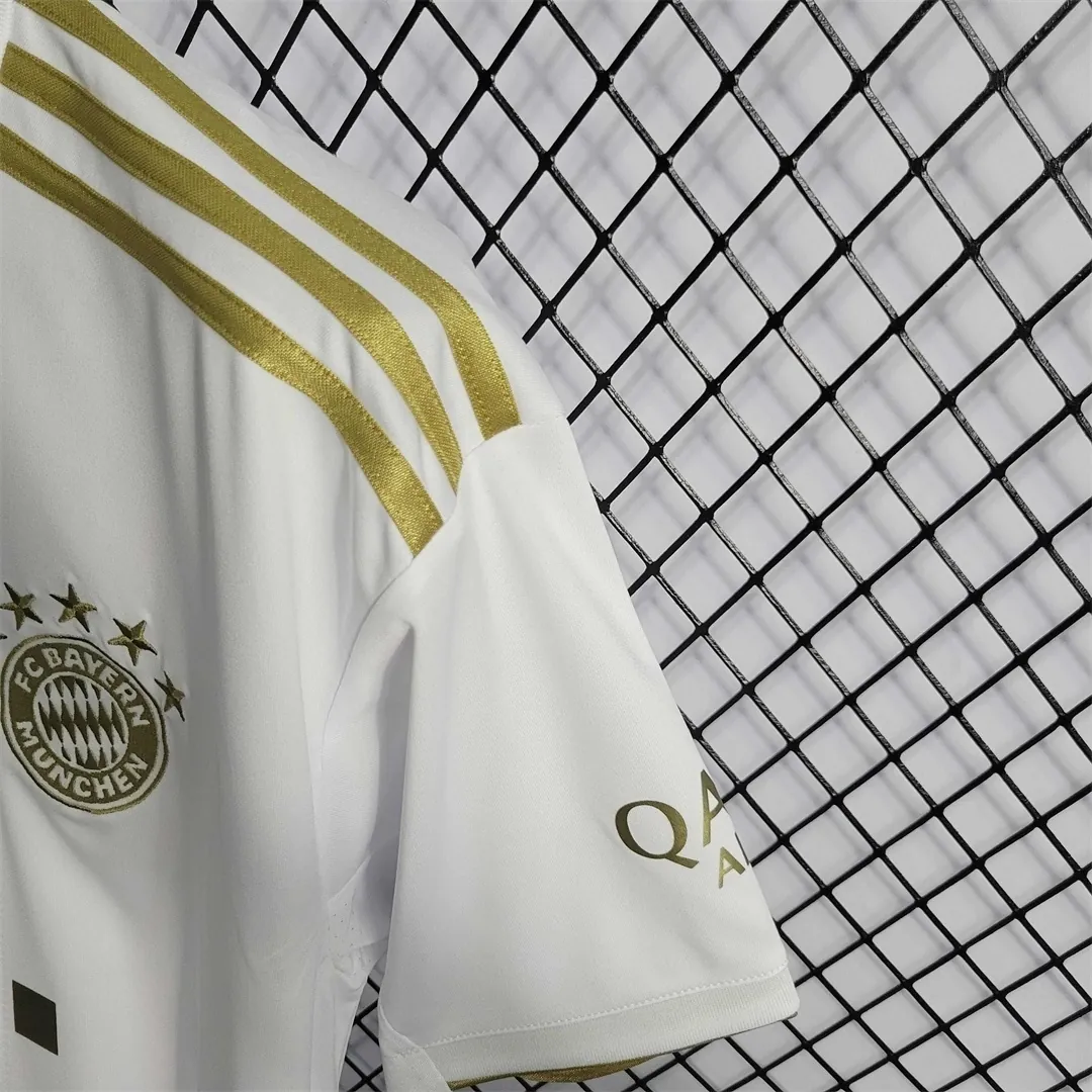 22-23 Bayern away 1