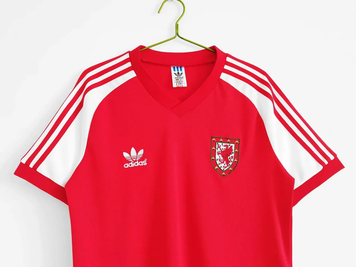 1982 Wales home 7