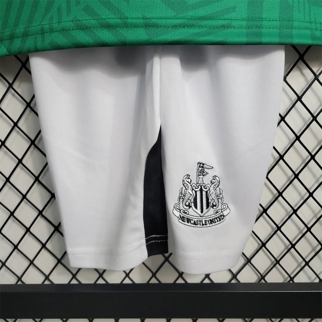 23-24 kids Newcastle away size 16-28 6