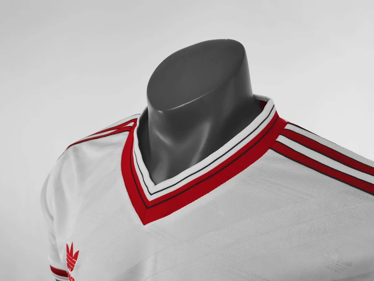 86-88 Manchester United away white 8