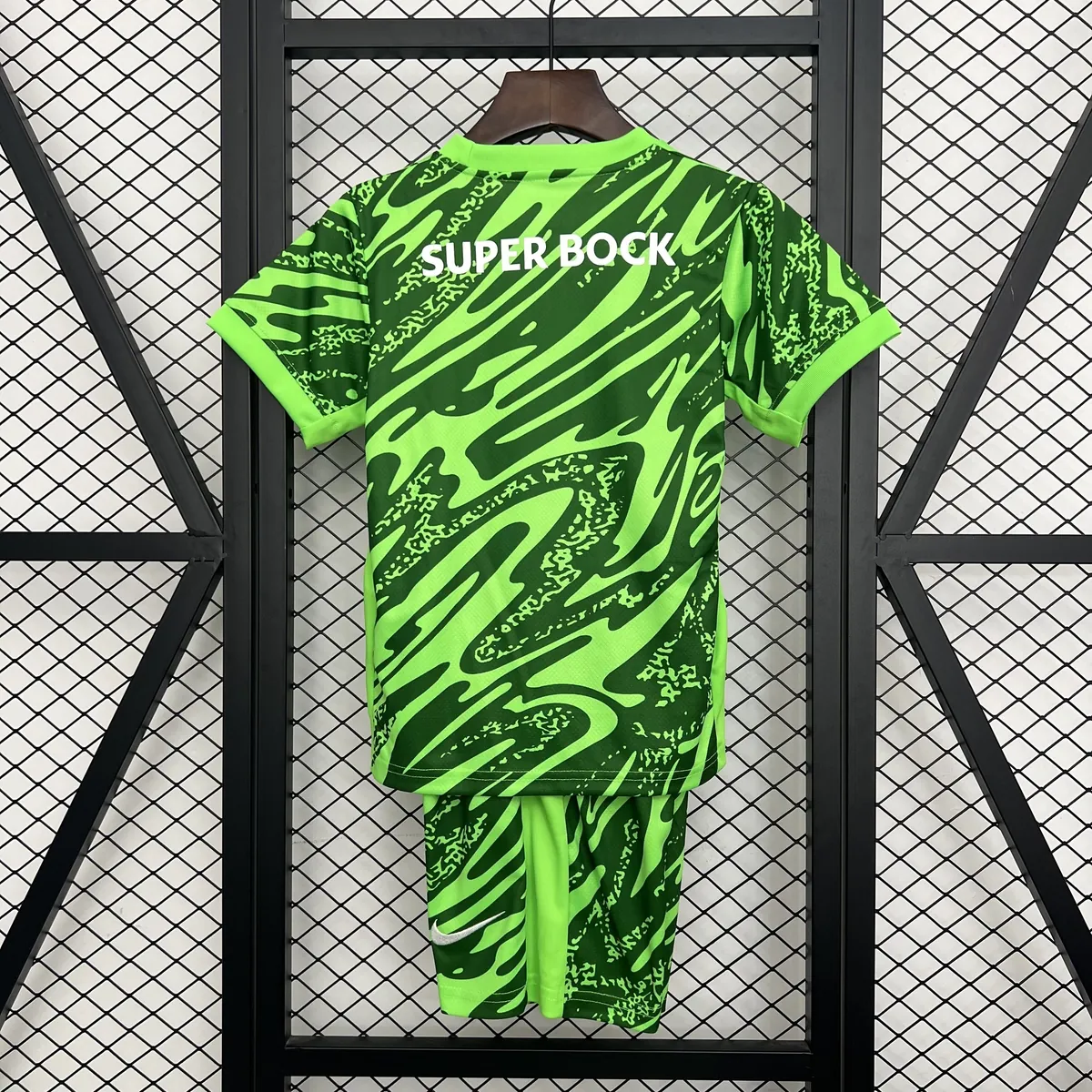 25-26 Sporting Lisbon Green Goalkeeper Kid Kits Youth Apparels Football AAAAJersey Supply Yupoo 2