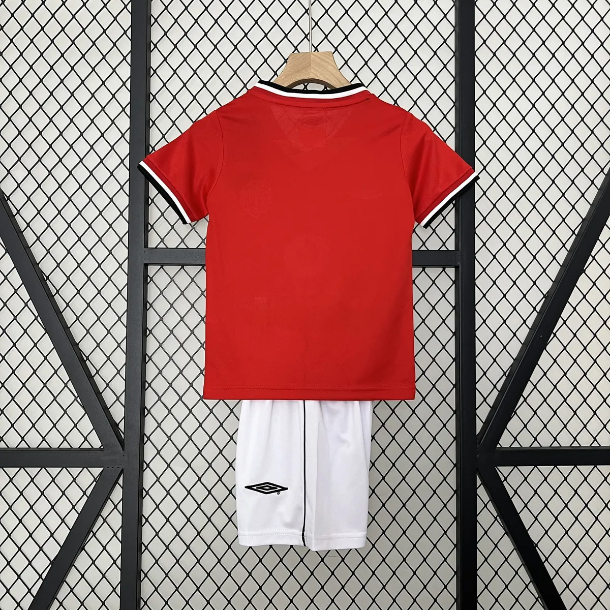 00-01 Manchester United Home Retro Kid Kits Youth Apparels AAAAJersey Wholesale Yupoo 3