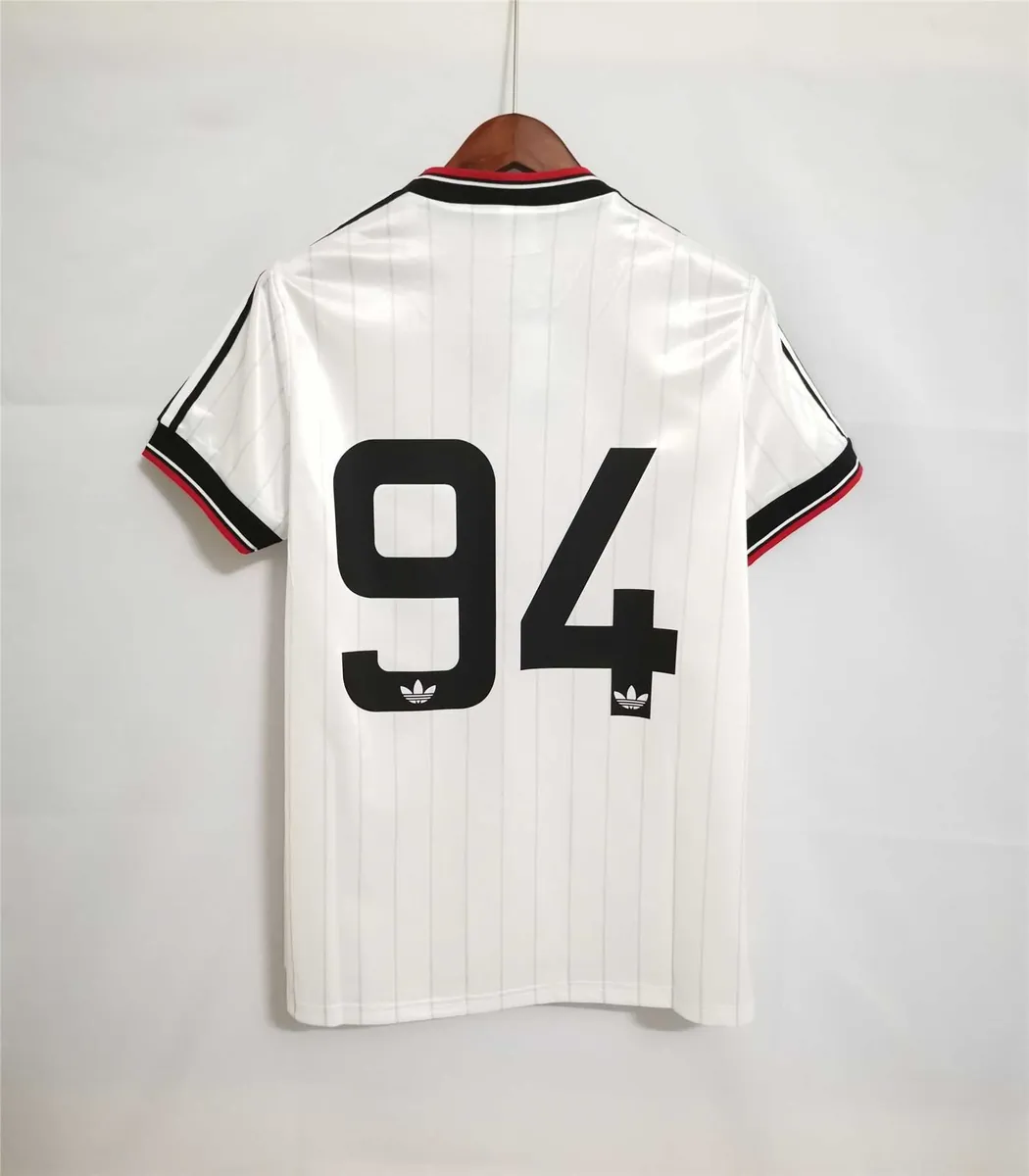 82-83 Manchester United away 6