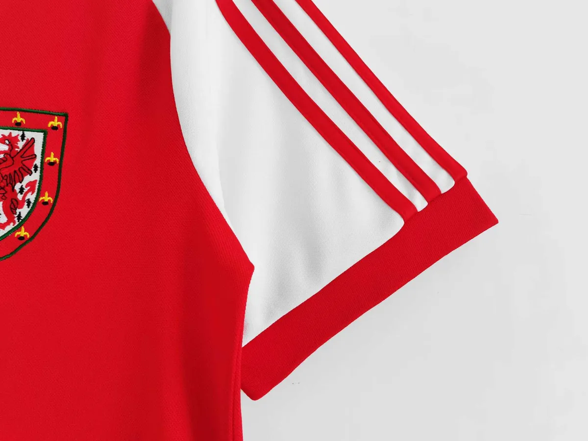 1982 Wales home 4