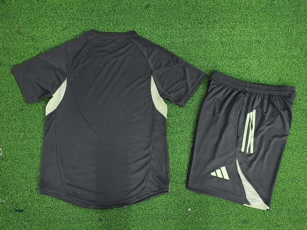 25-26 Real Madrid Training Kid And Aldult Player Version Kits Soccer AAAAJersey Supply Yupoo 2