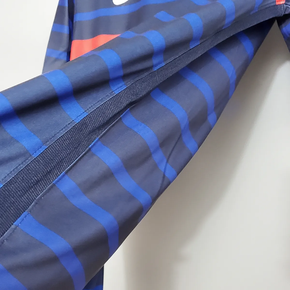 2020 France home 14