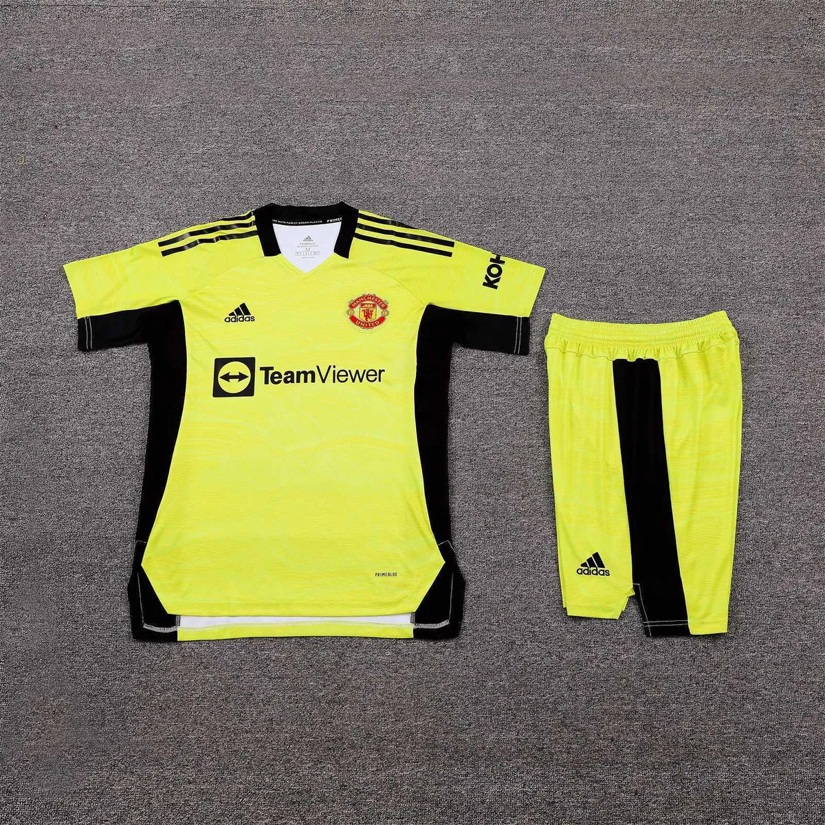 21-22 Manchester United green goalkeeper 1