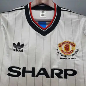 82-83 Manchester United away 3