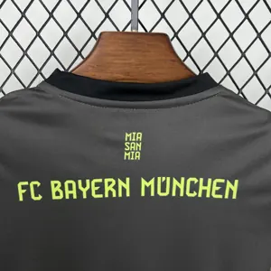 25-25 Bayern Munich Black Goalkeeper Kid Kits Youth Apparels AAAAJersey Wholesale Yupoo 4