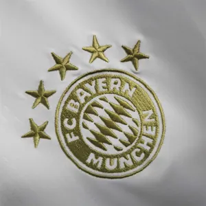 22-23 Bayern away 13