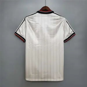 82-83 Manchester United away 4