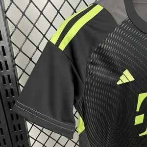 25-25 Bayern Munich Black Goalkeeper Kid Kits Youth Apparels AAAAJersey Wholesale Yupoo 7