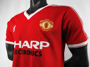 82-83 Manchester United home 7