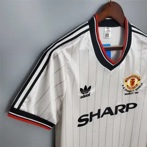 82-83 Manchester United away 1