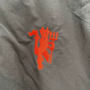 24-25 Manchester United Black Windbreaker Jacket AAAAJersey Supplier Yupoo 2
