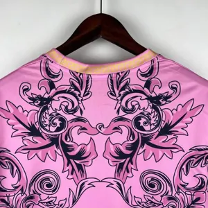 2024 Italy X Versace Pink Special Edition Kit Football T-Shirt AAAAJersey Supplier Yupoo 3