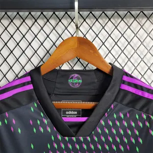 23-24 Bayern away 1