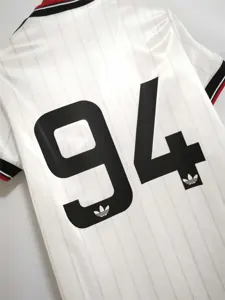 82-83 Manchester United away 8